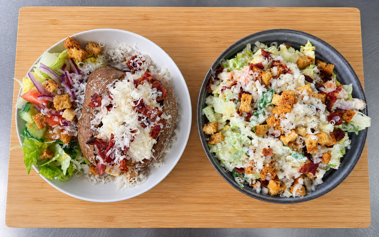 Caesarsallad och Caesarbakpotatis från Dino's Café i Landskrona