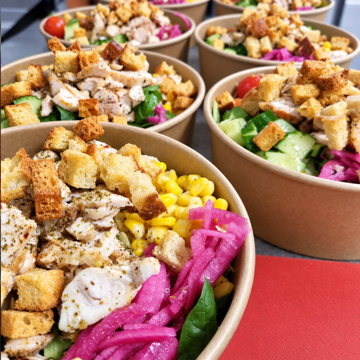 Portionsförpackade sallader till företagslunch från Dino's Café i Landskrona